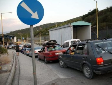 Οι Αλβανοί «έγδυσαν» Έλληνα που πήγαινε για την κηδεία του Κατσίφα – Απαγορεύουν και τις ελληνικές σημαίες (βίντεο)